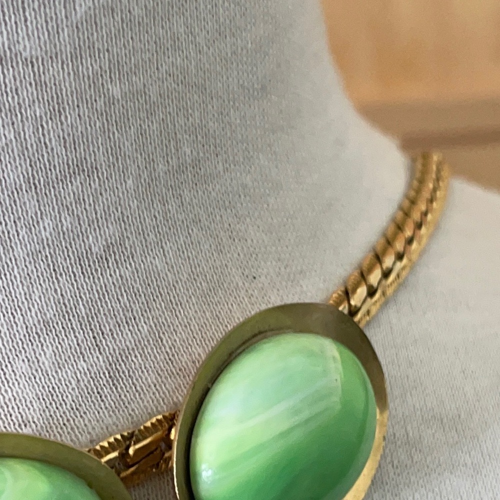 💥2 for $20 Vintage ‘70’s Necklace With Jade-Coloured Gemstones - Picture 7 of 10